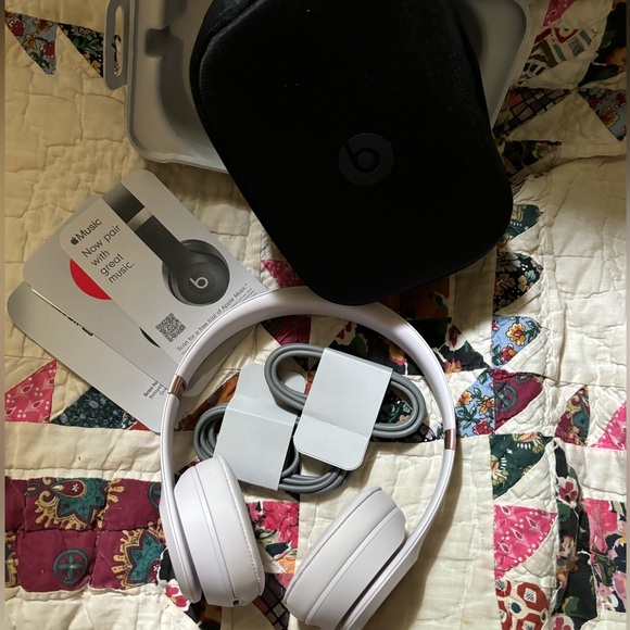 Beats Solo 4’s Pink Wireless Headphones - Picture 7 of 7